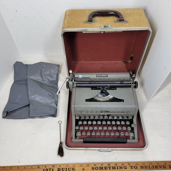 Vintage Royal Typewriter Quiet De Luxe Gray Magic with Portable Case Mid Century - Picture 12 of 16